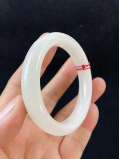 飘绿翡翠正圈手镯,圈口53.9*12.9*7.7mm 玉质细腻水润,色泽清秀亮丽
